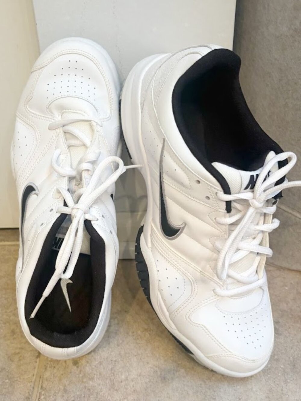 Nike Air Swoosh 386234-101 NWOT Leather City Court Perforated Lace Up Sneakers